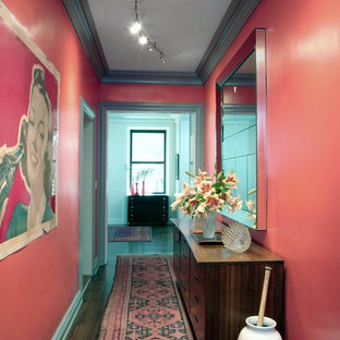 Idéer för att renovera en vintage hall, med röda väggar och mörkt trägolv
