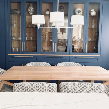Love the chic symmetry in this dining room