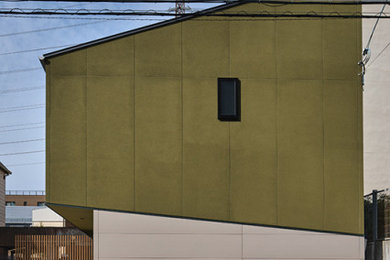 Diseño de fachada de casa verde y gris actual de tamaño medio de dos plantas con tejado de un solo tendido y tejado de metal