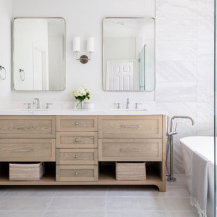 Ispirazione per una grande stanza da bagno padronale tradizionale con ante in stile shaker, ante beige, vasca freestanding, doccia ad angolo, WC monopezzo, piastrelle bianche, piastrelle di cemento, pareti bianche, pavimento in cementine, lavabo sottopiano, top in quarzo composito, pavimento grigio, porta doccia a battente, top bianco, due lavabi e mobile bagno freestanding