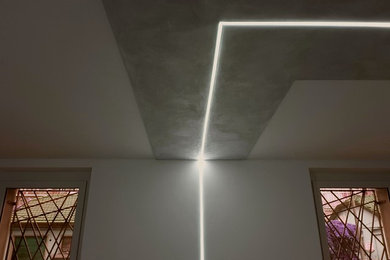 Idee per un soggiorno contemporaneo con pareti bianche, pavimento in gres porcellanato e pavimento grigio