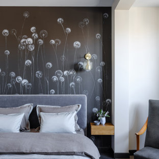 Kleines Modernes Hauptschlafzimmer mit Laminat, schwarzem Boden und schwarzer Wandfarbe in Moskau