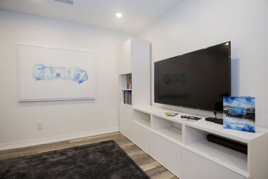 Example of a family room design in Toronto