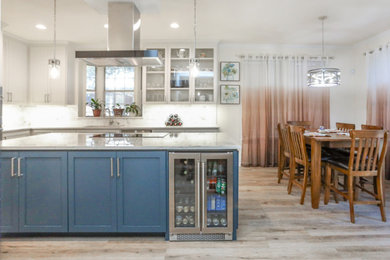 オースティンにある高級な広いトラディショナルスタイルのおしゃれなキッチン (アンダーカウンターシンク、インセット扉のキャビネット、青いキャビネット、クオーツストーンカウンター、白いキッチンパネル、シルバーの調理設備、クッションフロア、ベージュの床、白いキッチンカウンター) の写真
