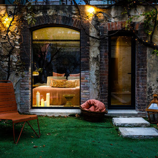 Kleiner Stilmix Garten hinter dem Haus mit Teich, direkter Sonneneinstrahlung und Pflasterklinker in Marseille