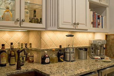 Kitchen - traditional kitchen idea in Miami