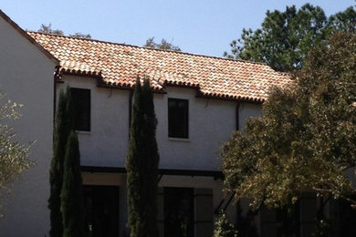 Cette photo montre une grande façade de maison méditerranéenne à un étage avec un toit à deux pans.