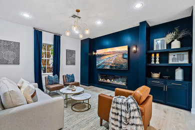 Modelo de sala de estar abierta tradicional renovada con paredes azules, suelo laminado y suelo beige