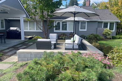 Example of a mid-century modern patio design in Seattle