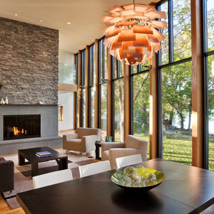 Bild på ett funkis vardagsrum, med en spiselkrans i betong