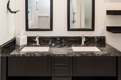 Example of a minimalist bathroom design in Other
