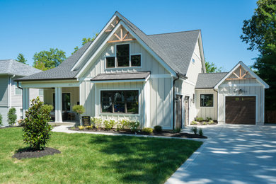 Farmhouse home design photo in St Louis