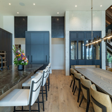 Prominent Lakeside Retreat