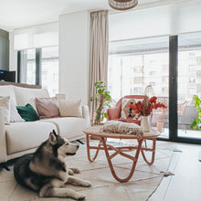 Estilo 'boho chic' en un piso moderno con una gran terraza