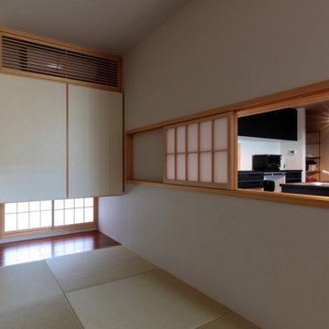 深い軒とグレーの塗り壁が印象的。 現場監督のこだわり詰め込んだ、薪ストーブのある和モダンな家