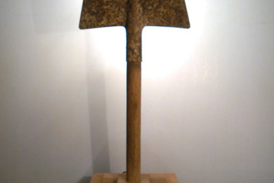 SHOVEL LAMP - Lampada da tavolo con vecchia pala e legno di recupero