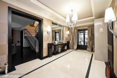 Imagen de recibidores y pasillos eclécticos con paredes beige y suelo de mármol