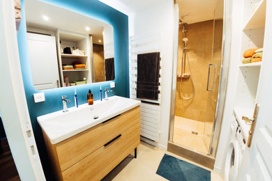 Réalisation d'une petite salle de bain principale minimaliste avec un placard sans porte, des portes de placard blanches, une douche à l'italienne, un carrelage beige, des carreaux de céramique, un mur bleu, un sol en carrelage de céramique, un lavabo encastré, un sol beige, une cabine de douche à porte battante, un plan de toilette blanc, un banc de douche, meuble simple vasque et meuble-lavabo encastré.