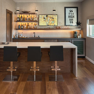 Esempio di un grande angolo bar con lavandino moderno con lavello sottopiano, mensole sospese, ante in legno bruno, top in superficie solida, paraspruzzi beige, paraspruzzi in gres porcellanato, pavimento in legno massello medio, pavimento marrone e top beige