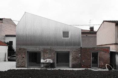 Idée de décoration pour une façade de maison urbaine.