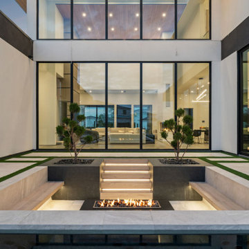 Contemporary Courtyard with Sunken Fire Lounge & Illuminated Entry – Radelli Des
