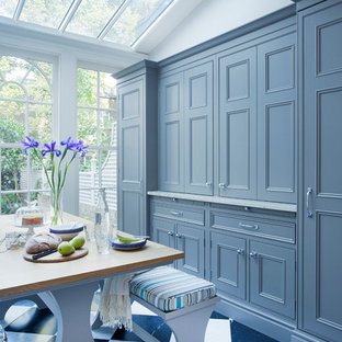 Идея дизайна: огромная гостиная-столовая в классическом стиле с серыми стенами и мраморным полом без камина