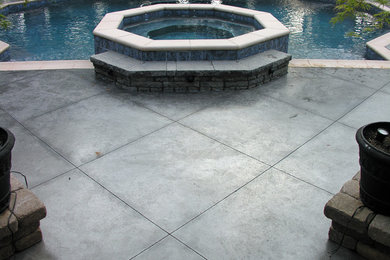 This is an example of a contemporary swimming pool in Richmond.