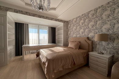Modelo de dormitorio principal clásico con paredes blancas, suelo laminado, suelo beige, bandeja y papel pintado