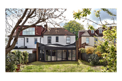 ロンドンにあるお手頃価格の中くらいなコンテンポラリースタイルのおしゃれな住まいの写真