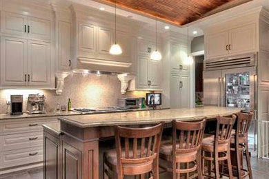 Elegant kitchen photo in Chicago