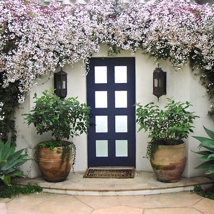 Создайте стильный интерьер: входная дверь среднего размера в восточном стиле с одностворчатой входной дверью и стеклянной входной дверью - последний тренд