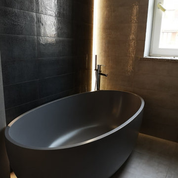 Bagno con vasca freestanding e giochi di luce