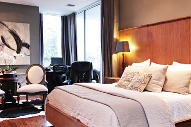 Ejemplo de dormitorio principal ecléctico de tamaño medio con paredes grises y suelo de madera en tonos medios