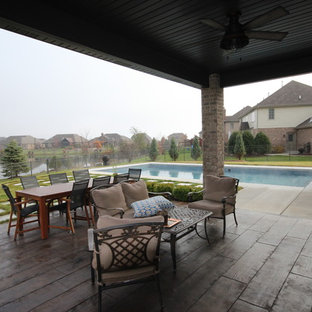 Großer Klassischer Pool hinter dem Haus in rechteckiger Form mit Betonplatten in Chicago