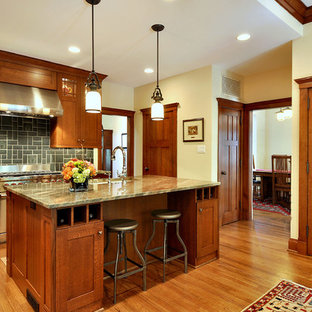 Idee per una cucina stile americano con ante in stile shaker, ante in legno scuro, top in granito e paraspruzzi grigio