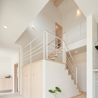 他の地域の木のアジアンスタイルのおしゃれな折り返し階段の写真