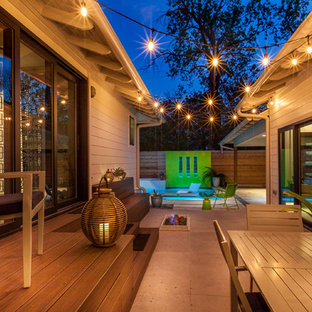 ダラスの中サイズのL型モダンスタイルのおしゃれな裏庭プール (コンクリート板舗装	) の写真