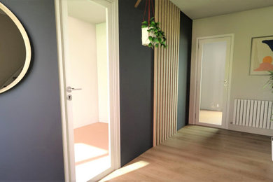 Idées déco pour un hall d'entrée moderne en bois de taille moyenne avec un mur bleu, sol en stratifié, une porte simple, une porte blanche et un sol beige.