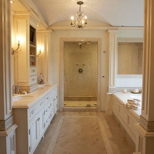 Badezimmer mit hellen Holzschränken und Granit-Waschbecken/Waschtisch