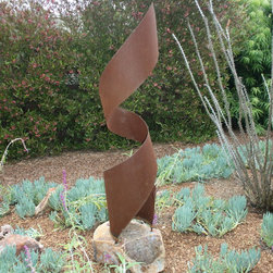 "Santa Barbara Swirl" mounted on a rock - Sculptures