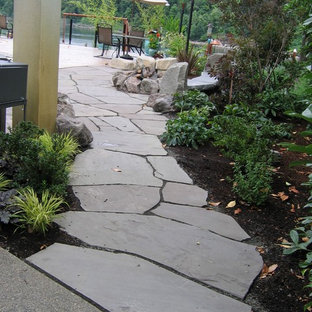 Mittelgroßer, Halbschattiger Stilmix Garten hinter dem Haus mit Gartenweg und Natursteinplatten in Portland