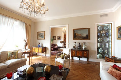 Design ideas for a traditional living room in Milan.