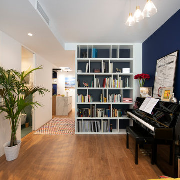 Zona de piano con mueble librería