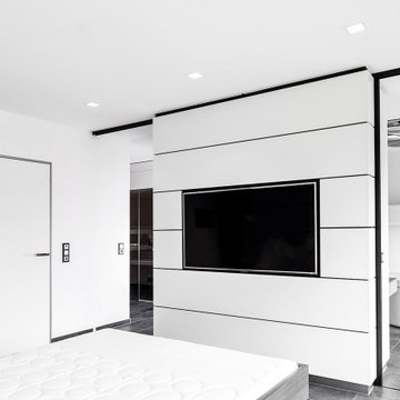 Wandbekleidung mit Fernseher, flächenbündige Türen, Schiebetüren zum Masterbad