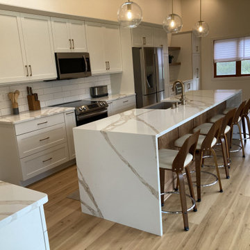 Contemporary Kitchen Remodel Done in a Two-Tone Color