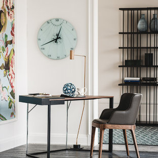 Foto de despacho actual, pequeño, con suelo de madera oscura, escritorio independiente, paredes beige y suelo negro