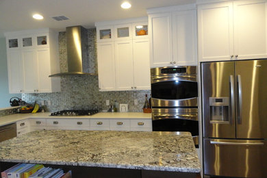 Kitchen - traditional kitchen idea in Dallas