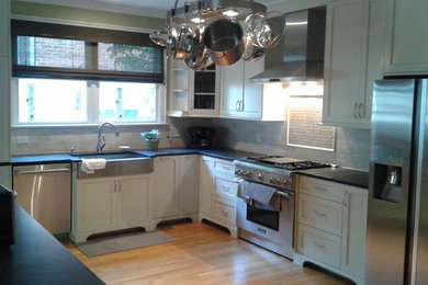 Example of a classic kitchen design in Charlotte