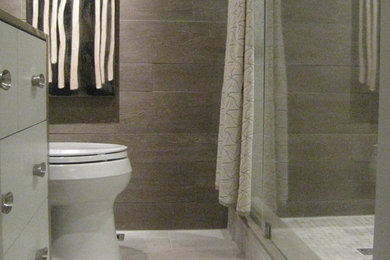 Inspiration for a modern bathroom remodel in Toronto