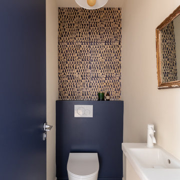 Toilettes — habillage bleu Tokyo, papier peint artisanal en feuille de riz et su